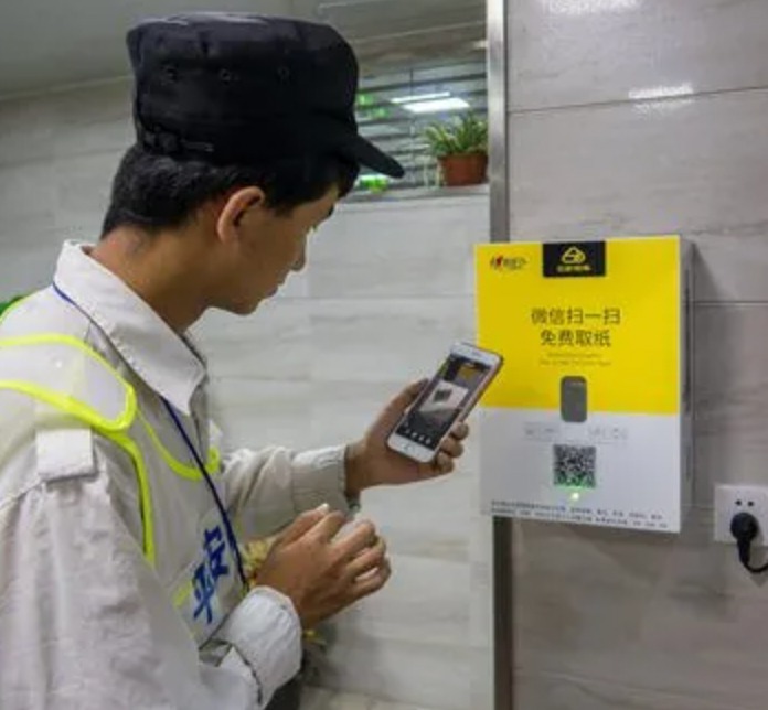 Nhà vệ sinh 'thông minh' của Trung Quốc bắt người dùng xem quảng cáo để lấy giấy vệ sinh- Ảnh 3. Nhà vệ sinh công cộng với công nghệ cảm biến hiện đại