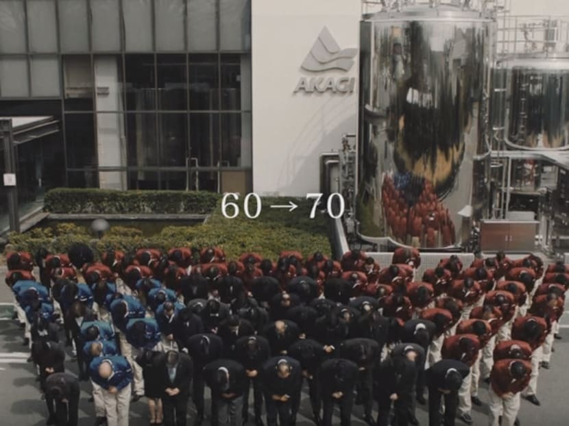 Quảng cáo xin lỗi của hãng kem Nhật Ban lãnh đạo cúi đầu xin lỗi công khai