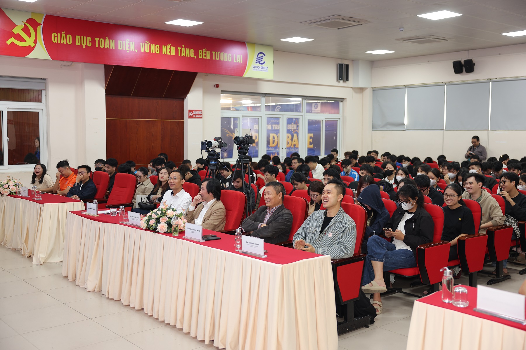 Ban giám khảo cuộc thi hùng biện