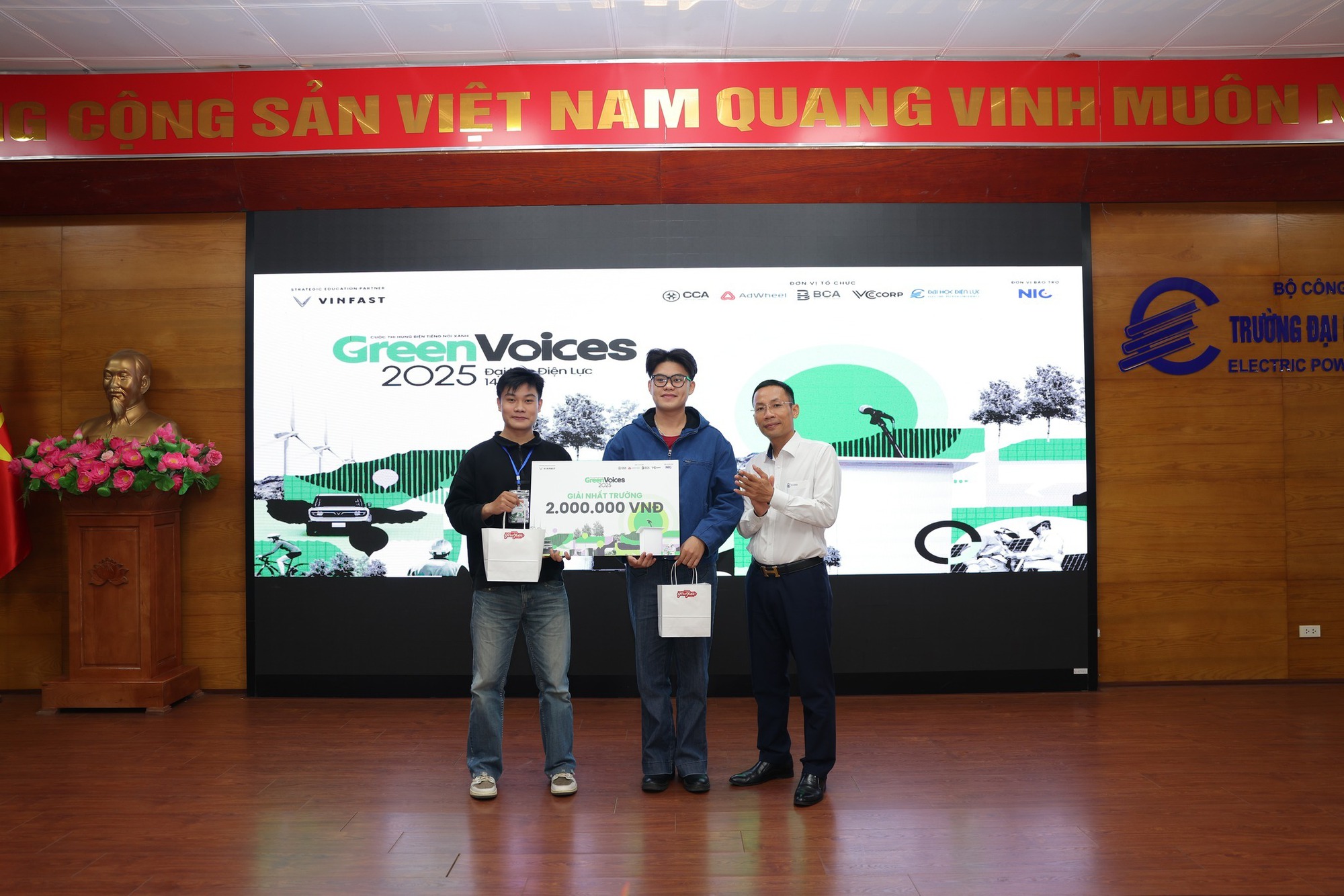 Phạm Việt Hùng và Tống Minh Đức đạt quán quân