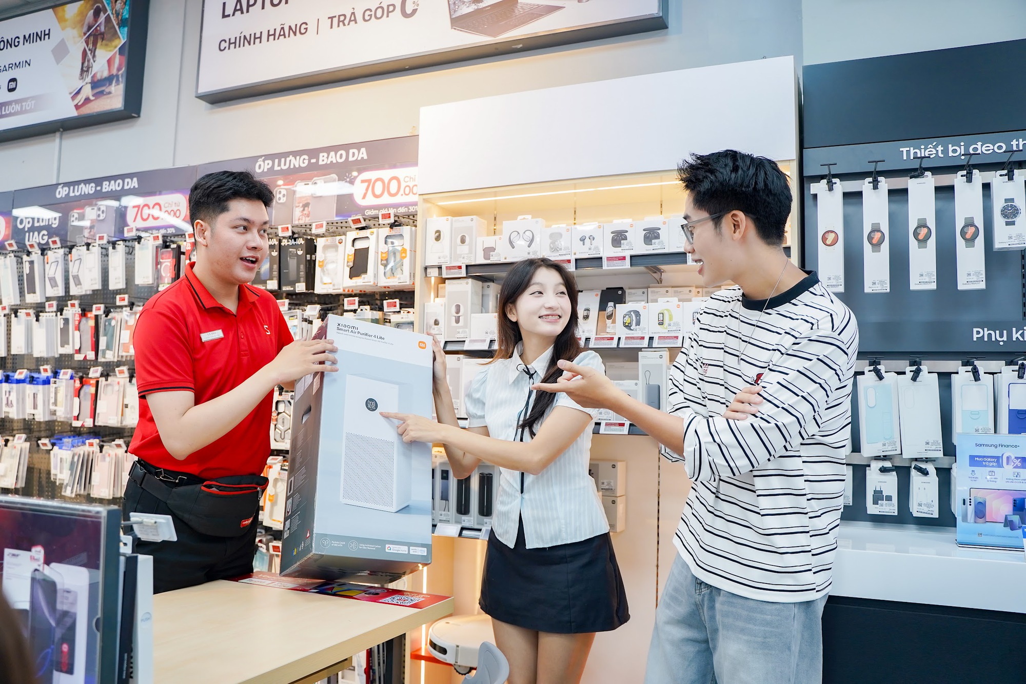 Loạt sản phẩm công nghệ sập giá ngày Black FireDay tại CellphoneS- Ảnh 3. Khách hàng mua sắm dịp Black FireDay