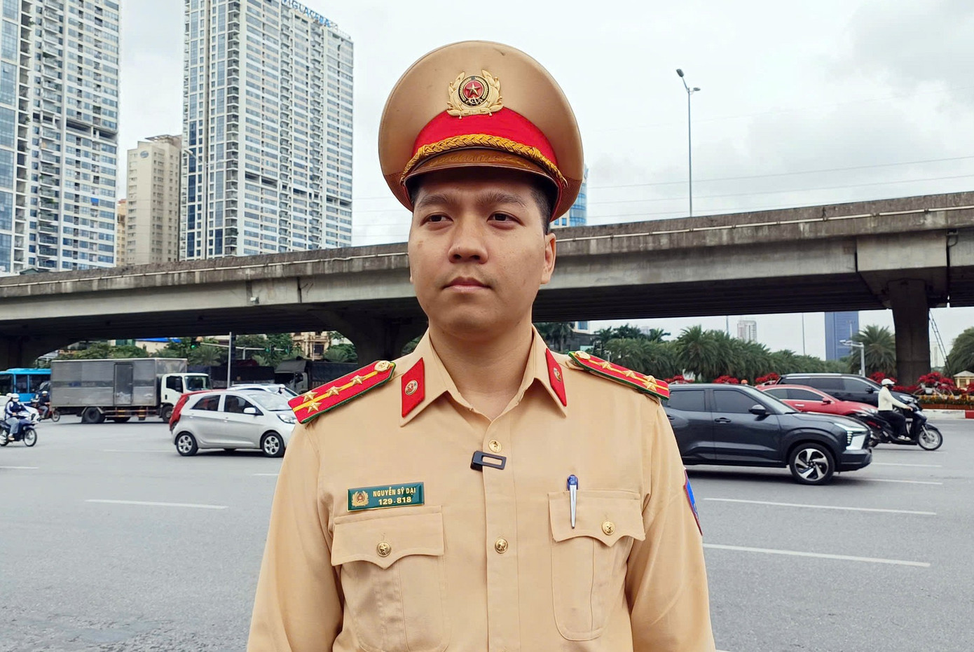 Cán bộ kiểm tra hệ thống camera