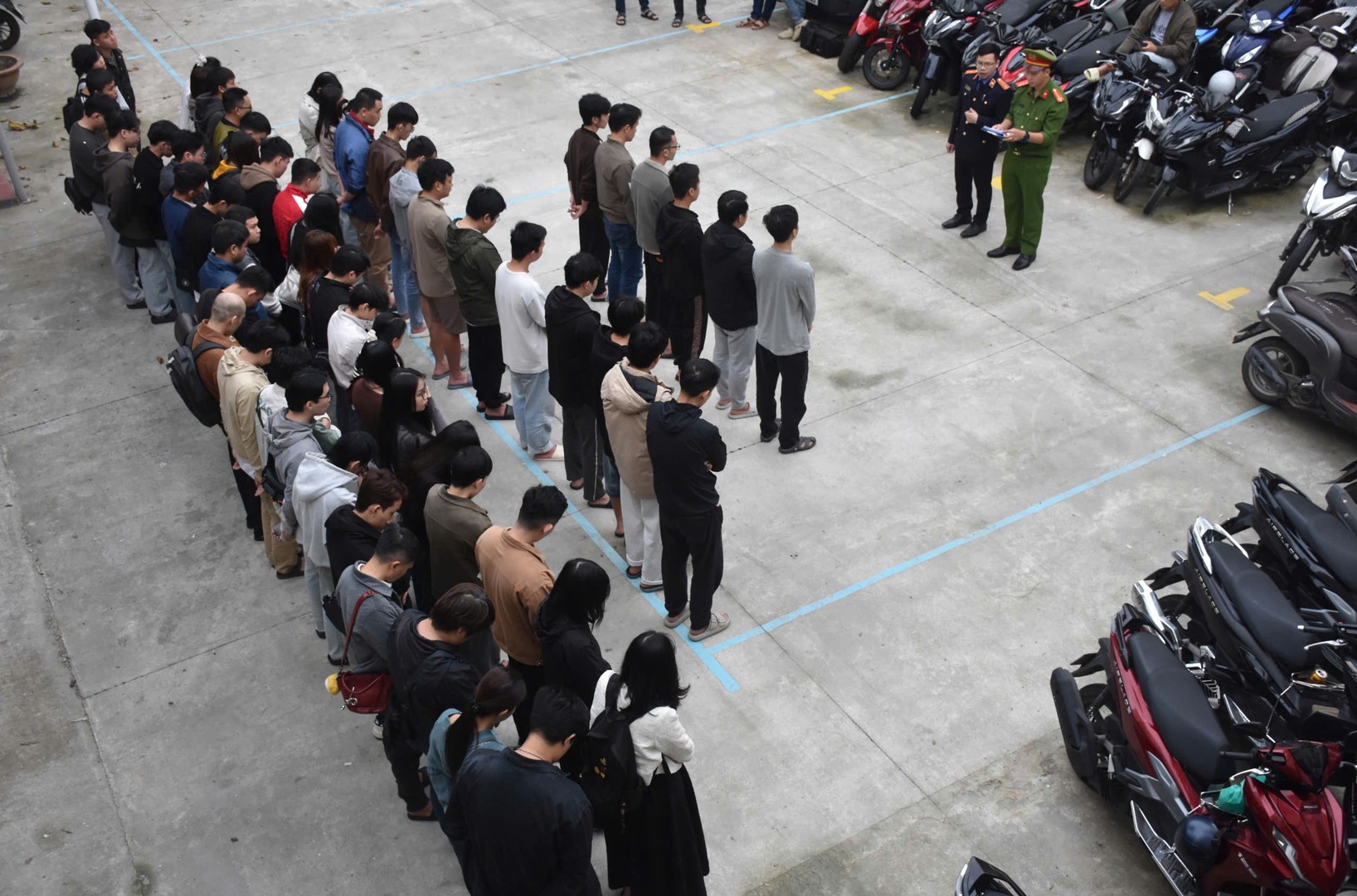 Hoạt động bên trong công ty công nghệ Kỹ sư làm việc trong văn phòng công ty công nghệ