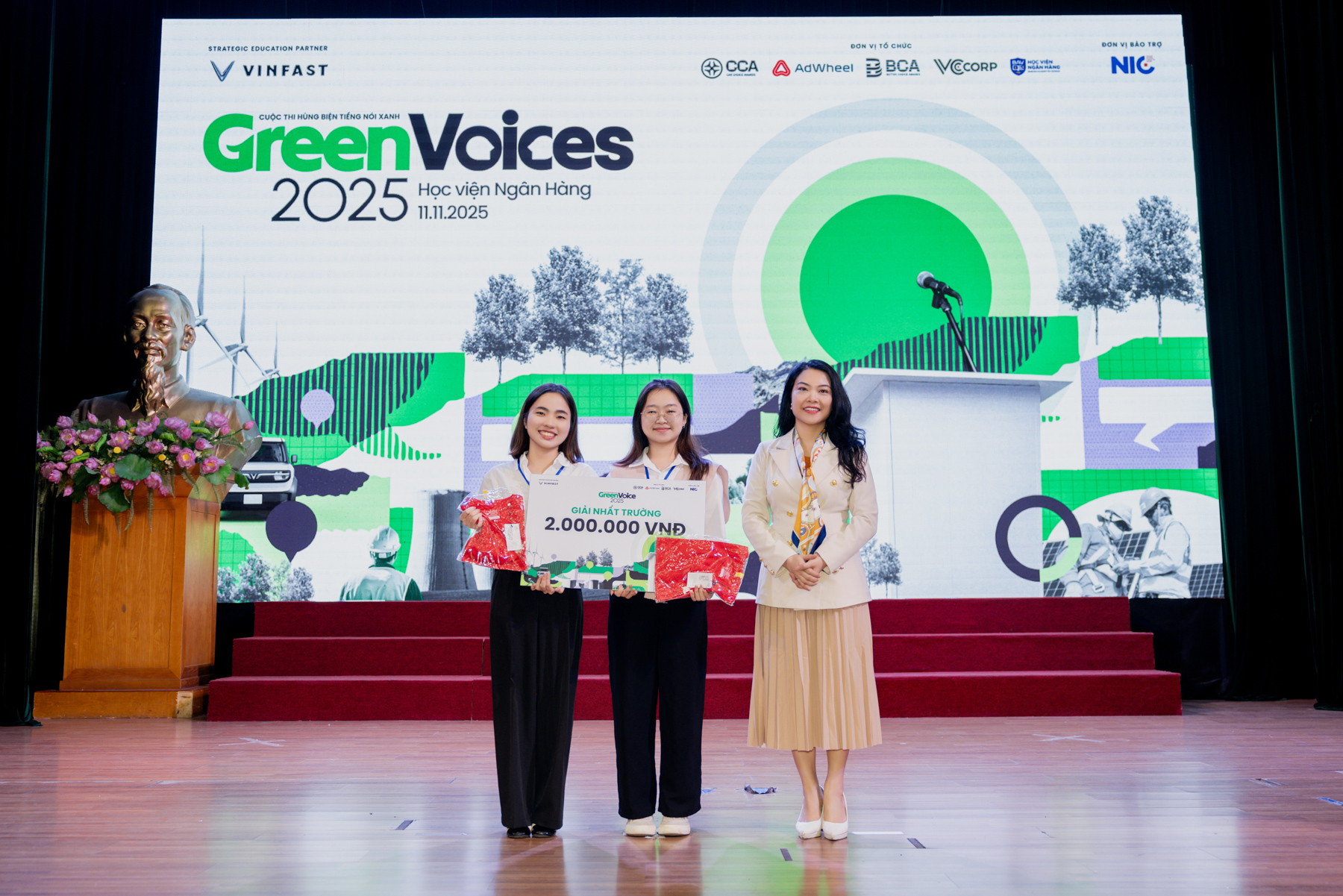 Nhóm chiến thắng Green Voices 2025 tại Học viện Ngân hàng