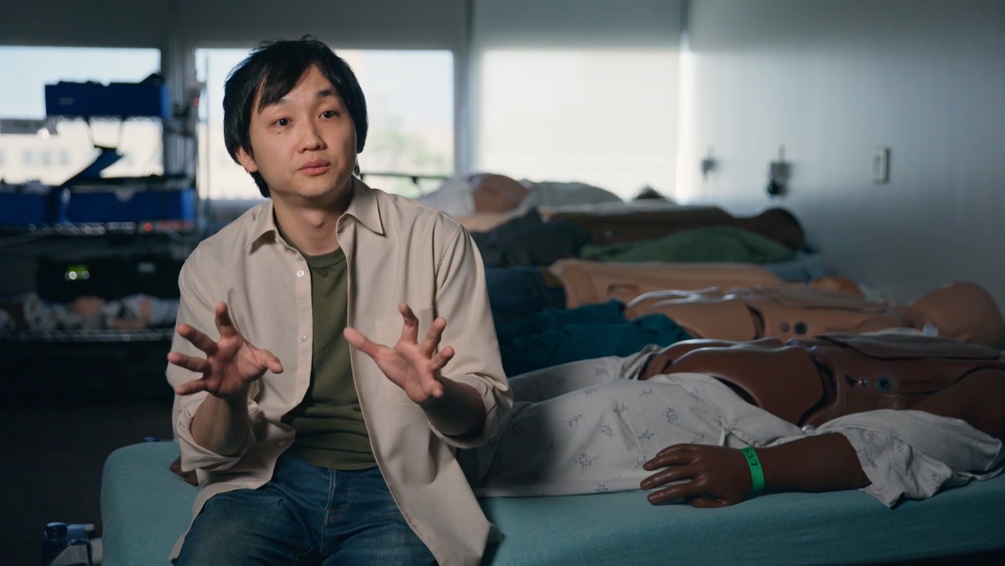 'Thở bằng mông' có thể cứu người suy hô hấp? Thí nghiệm kỳ lạ mở ra hướng đi mới cho y học - Ảnh 2. Bác sĩ Takanori Takebe chứng minh động vật lấy oxy qua hậu môn