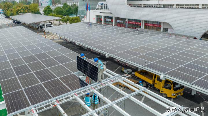 Đường cao tốc trải pin mặt trời