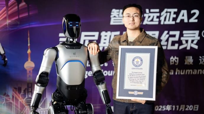 Robot Trung Quốc xác lập Kỷ lục Guinness sau hành trình đi bộ xuyên đêm dài hơn 100km- Ảnh 1. Robot A2 trên đường đi